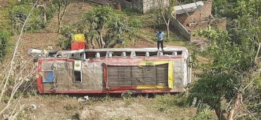 गुडीरहेको बस र माइक्रो अचानक सडकमा पल्टिएपछी...